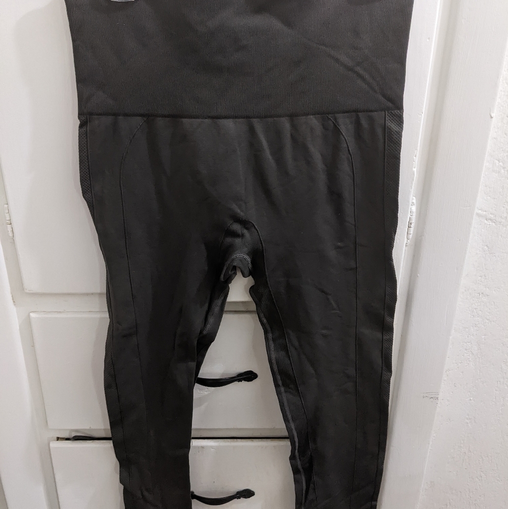 XL gray compression leggings with ribbing design on side